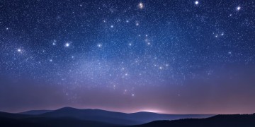 星星爬满天空出自哪首歌？