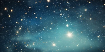 星星躲着太阳究竟出自哪首歌？